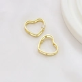 Makro-Detail von vergoldeten Herz-Anhängern mit Zirkon-Besatz auf weißem Hintergrund - 14K Gold