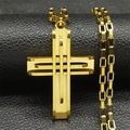 Detailopname van de gelaagde gouden roestvrijstalen kruishanger op zwart lederen achtergrond - Goudkleurige Hanger