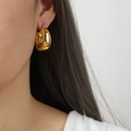 Pendientes de aro gruesos dorados pulidos de acero para un estilo geométrico minimalista - Dorado
