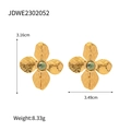 Détail des boucles d'oreilles fleur dorée avec pierre verte et dimensions incluses - Fleur à Quatre Pétales en Pierre Verte Dorée