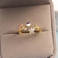 Bague ouverte fleur dorée avec cristaux roses et violets dans un écrin en velours - Or / Style Branche Naturelle Vivante (Style 39)