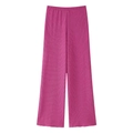 Dettaglio dei pantaloni rosso rosa a vita alta con texture plissettata verticale - Pantaloni Rosa Brillante