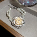 Detailansicht des zweischichtigen Perlenarmbands mit Resinfleure und funkelnden Diamanten - Doppellagiges Perlenblumenarmband / Silber-Orange
