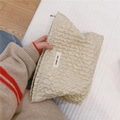 Detalle de bolso de mano beige plisado con etiqueta simple wish y cremallera metálica - Albaricoque Beige