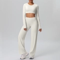 Detail van de sportset met cropped top met lange mouwen en uitlopende broek met hoge taille - S / Licht Ivoor