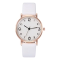 Vue détaillée d'une montre à quartz avec bracelet en cuir blanc et boîtier en or rose - Blanc