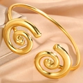 Eleganter goldener Edelstahl-Armreif mit Doppelspirale auf edlem Seidenhintergrund - Gold Doppelspirale Offen