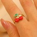 Anello aperto vintage dorato con ciliegie rosse smaltate e dettaglio foglia verde - Anello Aperto a Ciliegia (X760) / Rosso