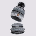 Conjunto de invierno de gorro y bufanda de punto gris con rayas negras y pompón de piel - Gris