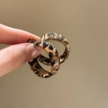 Detailansicht der Harzohrringe mit Leopardenmuster in der Hand zur Textur-Anzeige - 29# Leopardenmuster Harz Creolen (3cm)