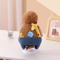 Detail der gestrickten Baby-Mütze mit braunem Bommel und Giraffen-Stickerei - Giraffe Braun