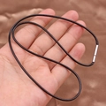 Cordon de collier tressé noir avec fermoir en acier inoxydable argenté en main - 2.0mm