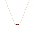 Collana classica in acciaio al titanio dorato con pendente in pietre preziose rosse da donna - Gennaio / Rosso Granato