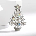 Broche sapin de Noël argentée sertie de strass transparents et irisés sur fond blanc - Sapin de Noël minimaliste argenté avec strass (HC0366)