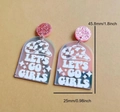 Cowboyhut-Ohrringe aus Acryl mit rosa Glitzer und Let's Go Girls Schriftzug, 45,8mm - LET'S GO GIRLS Irisierende Buchstaben