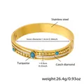Dettaglio del bracciale in acciaio dorato con motivo a onde, turchese e piccoli cristalli - Bracciale Aperto Ondulato Oro con Turchese Blu (Z075)