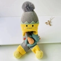 Grau-gelbes Strickset für Kinder mit Monstermotiv, Beanie und Schal mit Dino-Anhänger - Graues Dinosaurier-Set