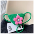 Detail der grünen Strohtasche mit rosa Blumenanhänger und Perlenverzierung - Stil 2 Grün