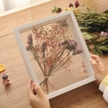 Weißer quadratischer Hohlrahmen mit doppelseitigem lila Trockenblumenstrauß - Quadrat 6 Zoll (15,2x15,2cm) / Weiß