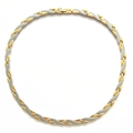 Gros plan d'un bracelet à maillons motif dragon bicolore en or et argent - Collier Bicolore