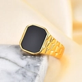 Anillo de acero dorado para hombre con piedra negra sobre superficie de mármol - US 8 / Negro