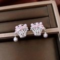 Détail de boucles d'oreilles panier en argent avec perles roses et pendentif perle blanche - Tige de boucle d'oreille en argent - Argent - Rose