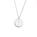 Détail macro du collier en acier inoxydable argenté avec pendentif cercle lettre H - Lettre H (Couleur Acier)