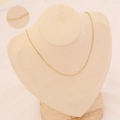 Minimalistische goldene dünne Kette auf einer beigen Büste mit Detail-Vergrößerung gezeigt - 1# O-Kette