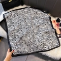 Elegante foulard quadrato in seta zebrata su sfondo di peluche con accessori moda - 70x70cm / Stampa Zebra Nera (W-450)