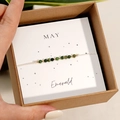 Bracelet de perles en émeraude de mai avec perles dorées sur carte de support - Mai-Émeraude (Coffret)