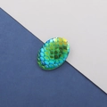 Dettaglio di scaglia in resina ovale 13x18mm con finitura cangiante verde e blu sfumato - Sfumato Blu-Verde Iridescente (03)