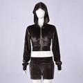 Detail van donkerbruin fluwelen trainingspak met crop-top met capuchon en korte broek - S / Bruin