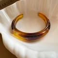 Gros plan sur le bracelet jonc en résine ambrée aux reflets écaille de tortue chic - Style Arrondi Rétro Café (11#)