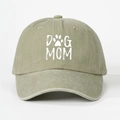 Détail de la casquette de baseball en coton avec imprimé Dog Mom et logo patte - Khaki Clair