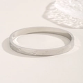 Détails d'un bracelet jonc en acier titane argenté gravé avec Forever et I Love You - Couleur Acier