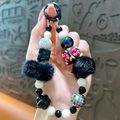 Handgemaakte kralen telefoonketting met zwarte pluche ballen en disco kralen - Zwart