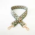 Dettaglio della tracolla tessuta geometrica verde e beige con ganci dorati - Motivo Triangolare Geometrico Verde Beige (A16) / Chiusura in Argento
