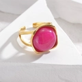 Detail eines vergoldeten Rings mit großem fuchsiafarbenem Stein auf Postament - Magenta Stein (R698-mh)