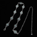 Détail de la ceinture chaîne argentée avec losanges turquoise et fermoir mousqueton - Style à Maillons Losange (款式2)