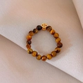 Anello elastico in perle di occhio di tigre con ciondolo a moneta dorata su tessuto beige - Anello - Color Caffè