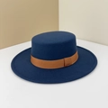 Donkerblauwe wollen platte boater hoed met bruin ripslint voor een elegante look - M(56-58cm) / Marineblauw