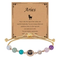Detailansicht des handgefertigten Widder-Zodiac-Armbands mit Naturperlen und Goldanhänger - Widder