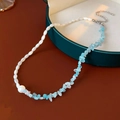 Dettaglio della collana acquamarina con perline bianche e pietre azzurre - Collana - Blu Bianco