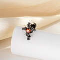 Gothic oorsteker met slang en kruis, rode hartvormige edelsteen op zijden achtergrond - Zwart Rood Hart (A821-2)