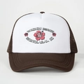 Détail de la casquette trucker avec motif fleur d'hibiscus rose et Waikiki Beach - Café