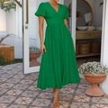 Grünes V-Ausschnitt Kleid mit kurzen Ärmeln, Knöpfen und Schlitz auf einer Terrasse - XS / Dunkelgrün