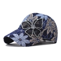 Dettaglio cappellino da baseball in pizzo con farfalla di strass e motivi floreali - Regolabile / Blu Sfumato
