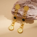 Dettaglio della collana vintage dorata con pendenti circolari incisi su sfondo di pietra - Perno in argento 925 / Orecchini a Pendente con Moneta / Perno in Argento-Oro/Nero