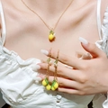 Detalle del conjunto de joyas de limón amarillo con collar de cereza y pendientes - Limón Dorado (G-187)