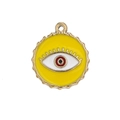 Vista de detalle del colgante de ojo de la suerte con esmalte amarillo y borde dorado - Amarillo